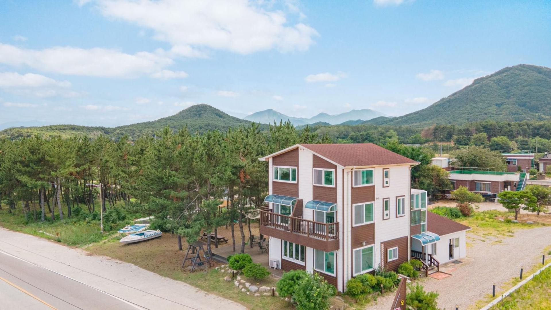 Goseong Omaju Pension Экстерьер фото